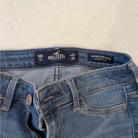 Hollister low rise distressed jegging with advanced stretch - Picture 3 of 5